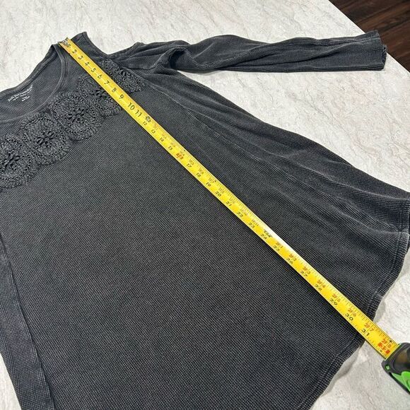 Soft Surroundings Embroidered Cold Shoulder Waffle Knit Gray Top Size L - Picture 10 of 12